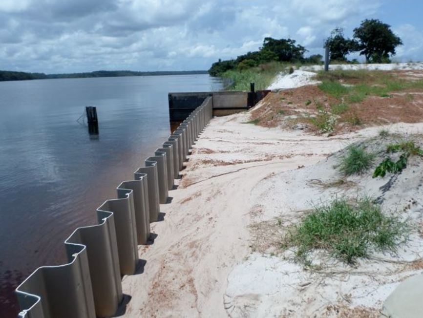 Image de présentation Lutte contre l'érosion des berges d'un canal en Afrique (Gabon) 