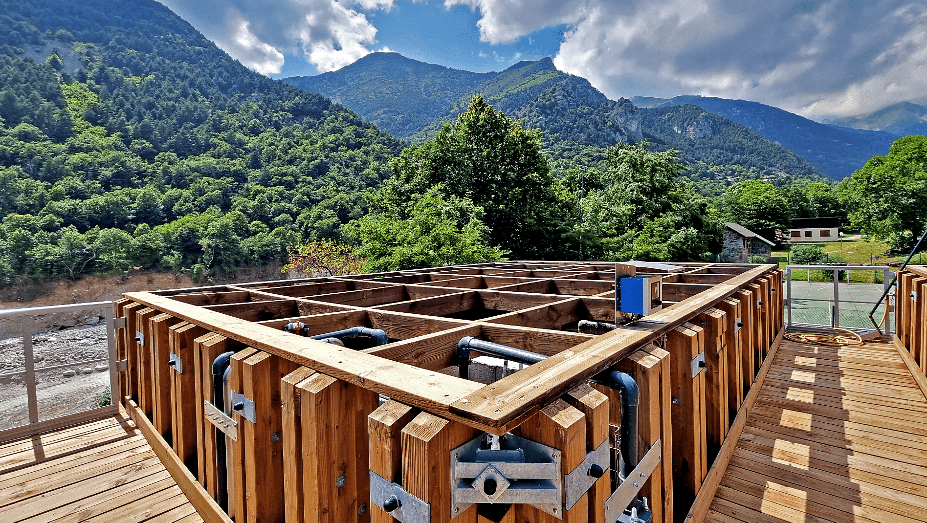 Visuel deWaste Water Box - Série Bois Station d’épuration compacte fabriquée avec structure en bois et complexe d’étanchéité de géomembrane